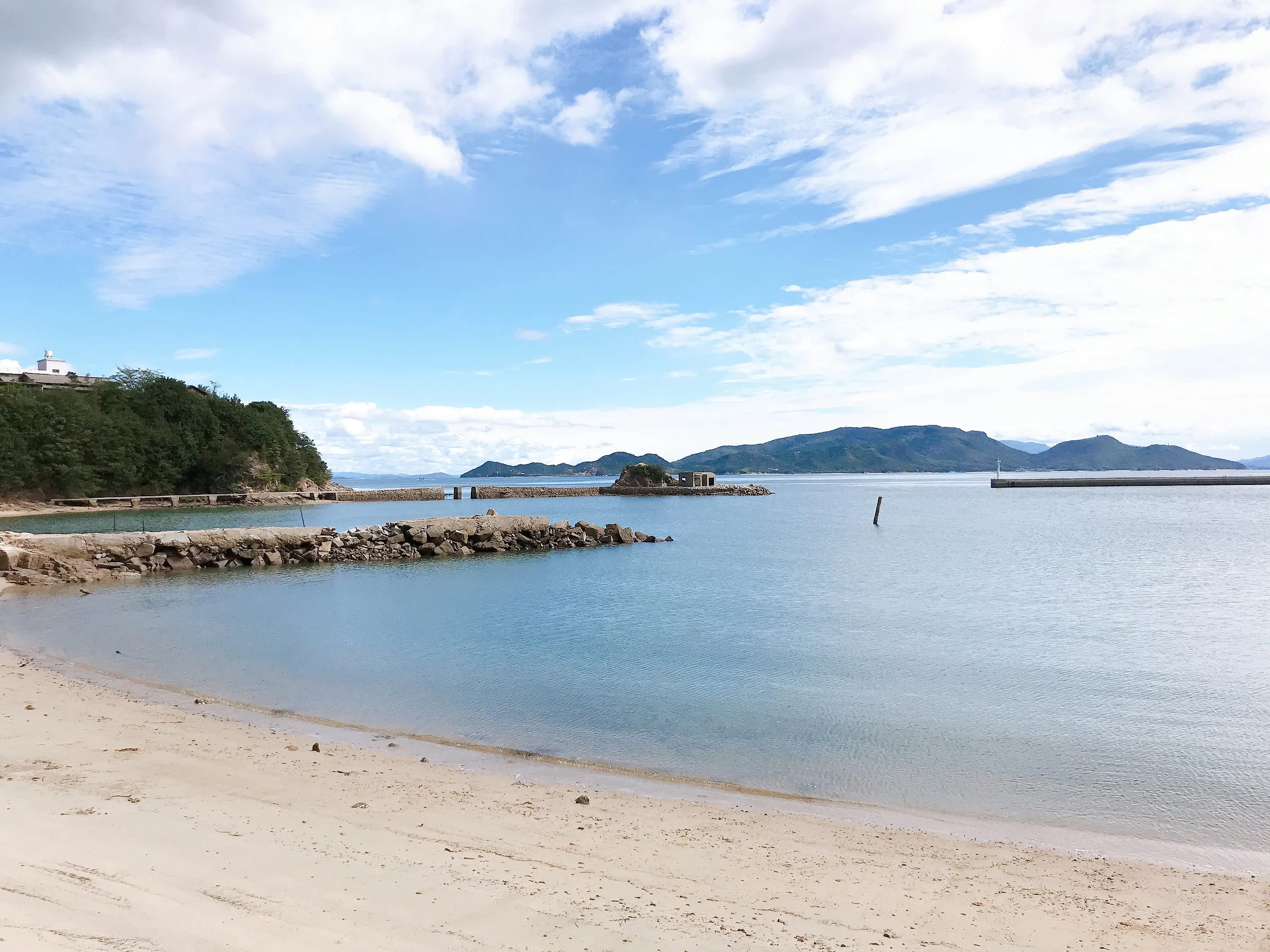 穏やかな海と島々が広がる風景